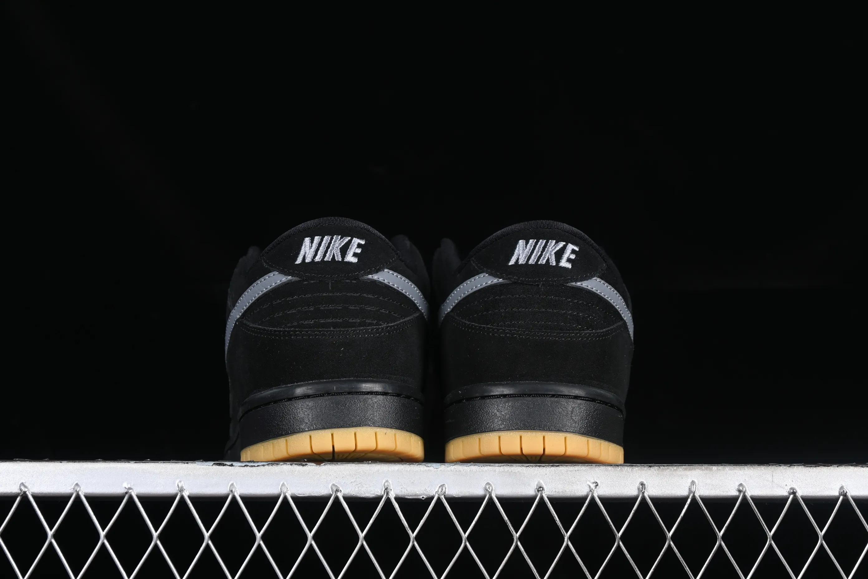 All categories Nk SB Dunk Series Nk SB Dunk Low Low-top sneakers K version Nk SB Dunk Low Raw rubber black and gray SB Dunk Series low-top casual sports skateboard shoes BQ6817-010